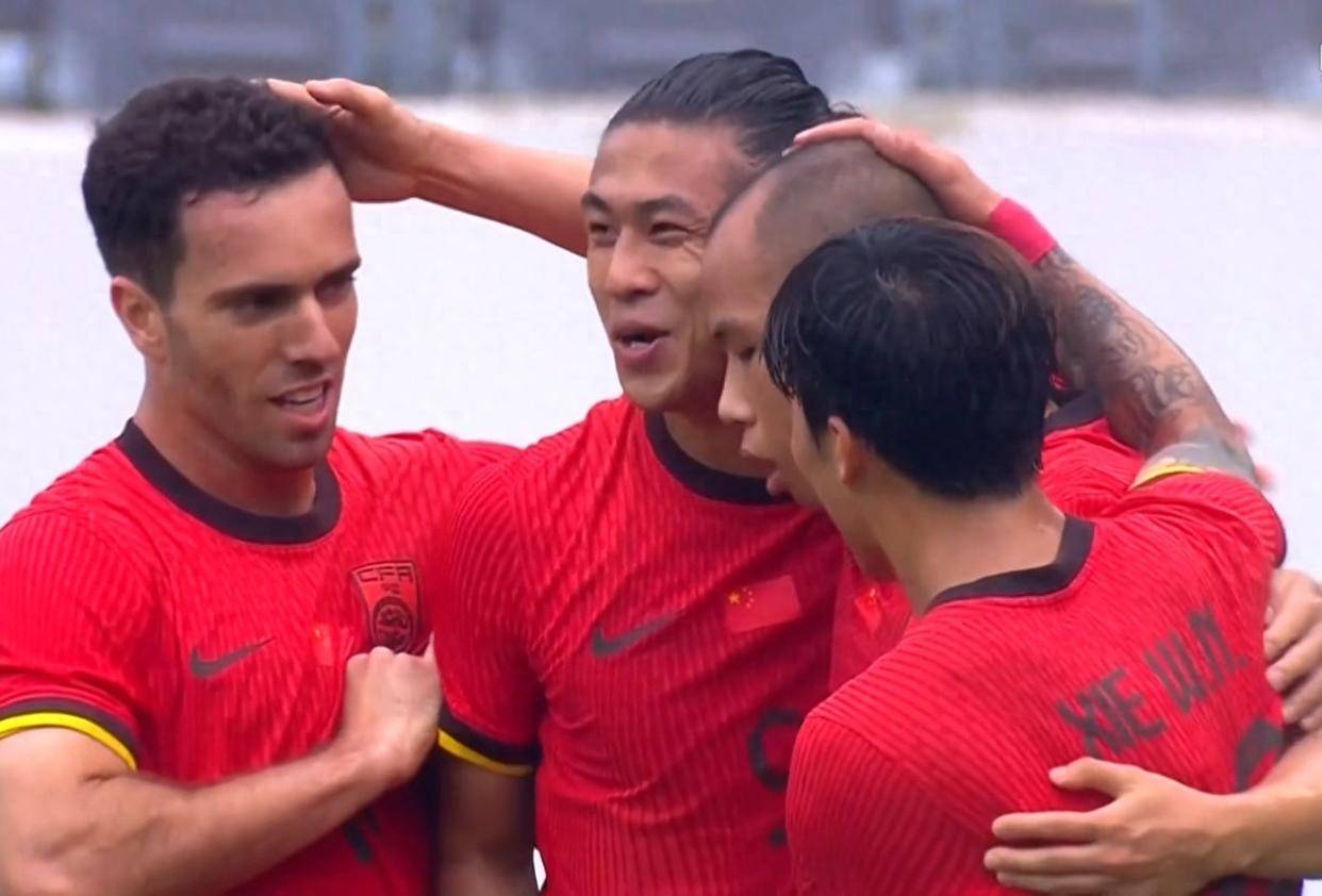 这配合太精彩！国足1-0中国香港，黄政宇破门，东亚杯首球到来了