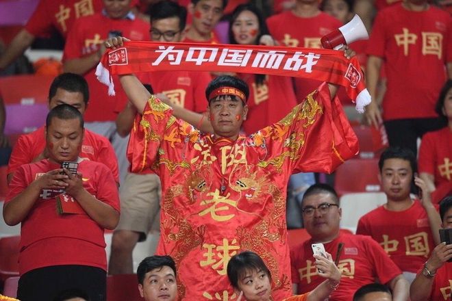 来自东方的神秘力量一群中国球迷在场馆前为步行者加油打气！
